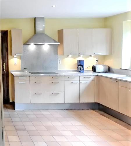 廚房, 家庭度假別墅-有美麗花園|鄰近烏特爾及拉威爾 (Home in Comblain-au-Pont) in 孔布蘭歐蓬