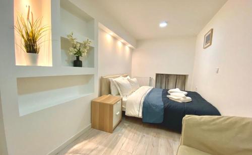 Cozy 3-Bedroom Home in the Center - image 2