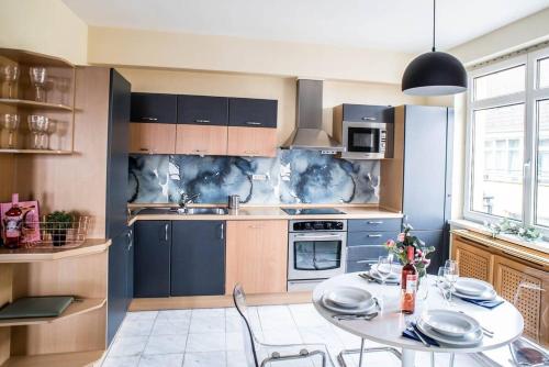 4-room home with AirCon and balcony free parking - image 9
