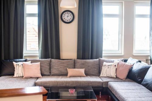 4-room home with AirCon and balcony free parking - image 13