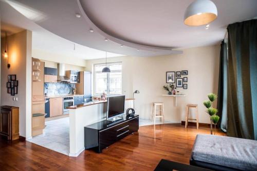 4-room home with AirCon and balcony free parking - image 6