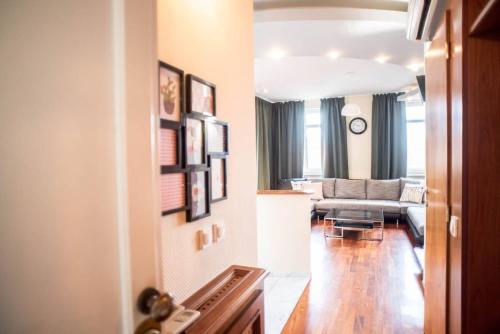 4-room home with AirCon and balcony free parking - image 5
