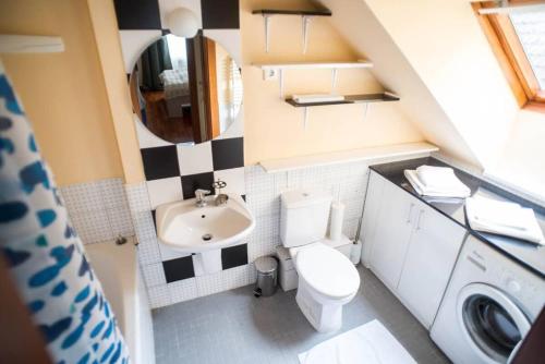 4-room home with AirCon and balcony free parking - image 10