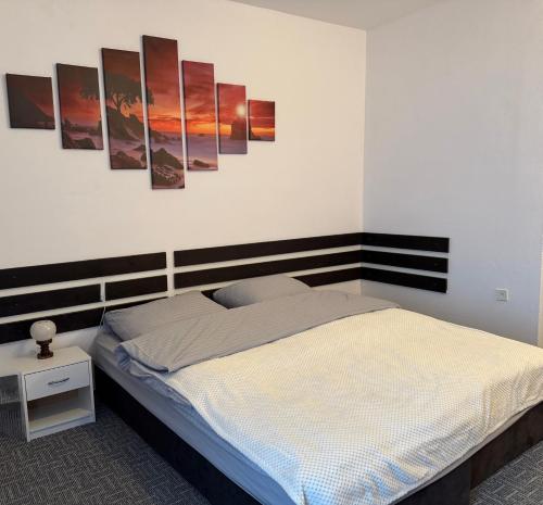 3 twin beds