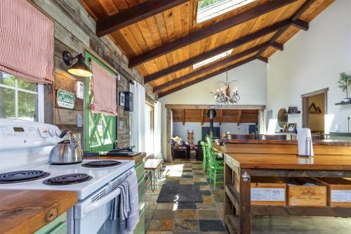 Cabin at the Forest Edge | Hot tub, pet friendly in Packwood (WA)