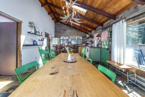 Cabin at the Forest Edge | Hot tub, pet friendly in Packwood (WA)