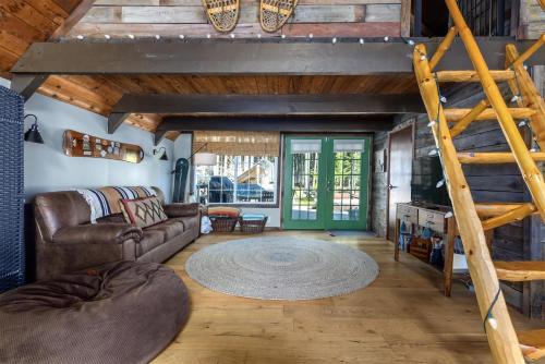 Cabin at the Forest Edge | Hot tub, pet friendly in Packwood (WA)