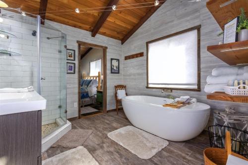 Cabin at the Forest Edge | Hot tub, pet friendly in Packwood (WA)