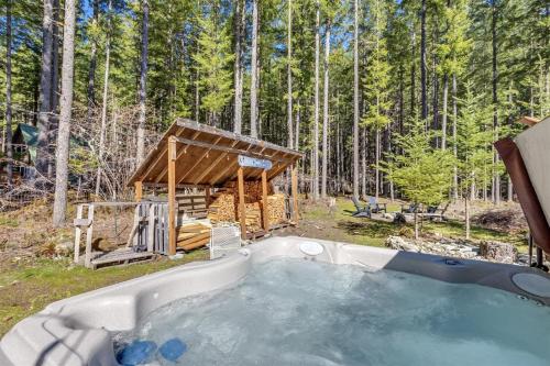 Cabin at the Forest Edge | Hot tub, pet friendly in Packwood (WA)