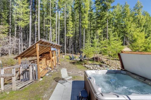 Cabin at the Forest Edge | Hot tub, pet friendly in Packwood (WA)