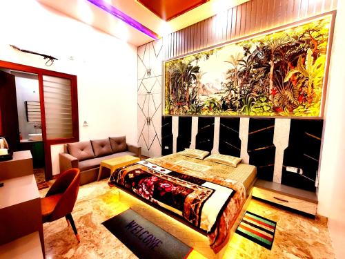 Premium Homestay Near Banke Bihari Ji with Power Backup-Free WiFi-Washing Machine in 1BHK - No Parking - image 5