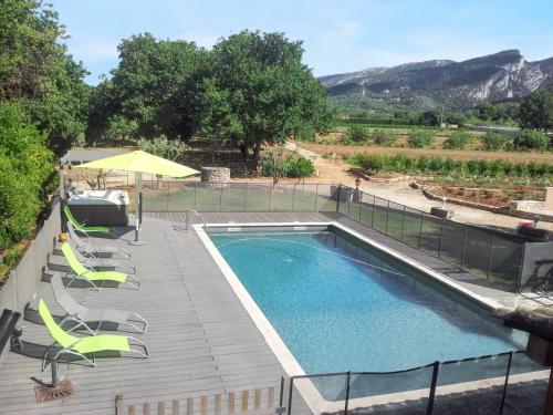 . Appartement spacieux à Maubec avec piscine partagée