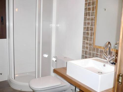 Zuhanyzó, Comfortable Apartment with Mountain View in Laspaúles (Comfortable Apartment with Mountain View in Laspaules) in Laspaules