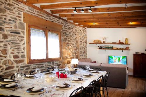 Koplietošanas atpūtas telpa ar TV, Casa Rural Micaela en Navas de Oro in Nava de la Asuncion