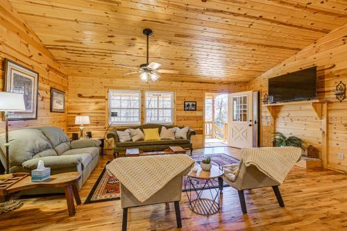 Pet-Friendly Mountain Cabin with Ramp Access! in Clayton, USA