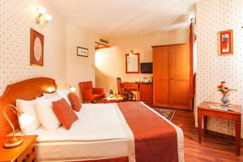 Double Room with Sea View image 2