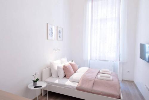 Brand new studio with AirCon in the Center - image 3