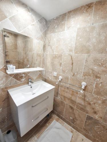House with 3 bedrooms in Monestier with private pool furnished garden and WiFi - image 10