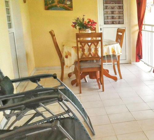 Балкон, Appartement douillet avec vue sur les montagnes au Vauclin in Le Vauclin