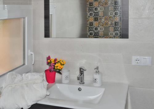 Vannas istaba, Charming House in Morales de Rey with Enclosed Garden in Morales de Rey