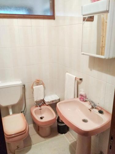 Fürdőszoba, Spacious Apartment in Espinho with Fireplace, 87 sqm in Espinho