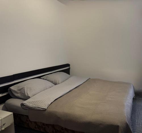 1 queen bed, 1 sofa bed