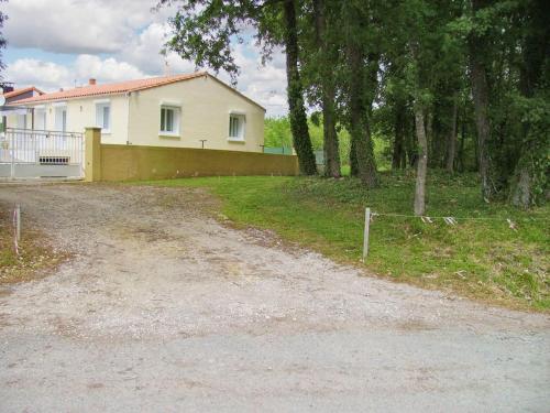 Apartment with 2 bedrooms in Breuillet with enclosed garden and WiFi 10 km from the beach - image 2