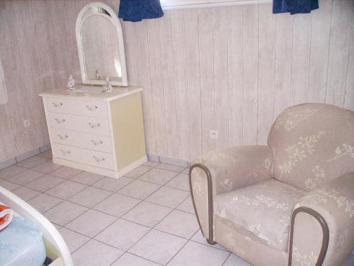 Apartment with 2 bedrooms in Breuillet with enclosed garden and WiFi 10 km from the beach - image 8