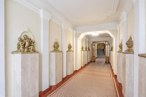Central Large and Comfy Apartment - image 14