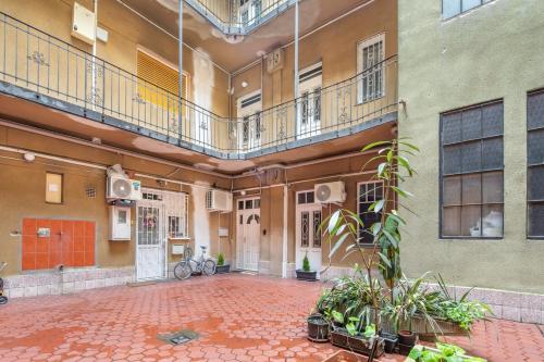 Central Large and Comfy Apartment - image 8