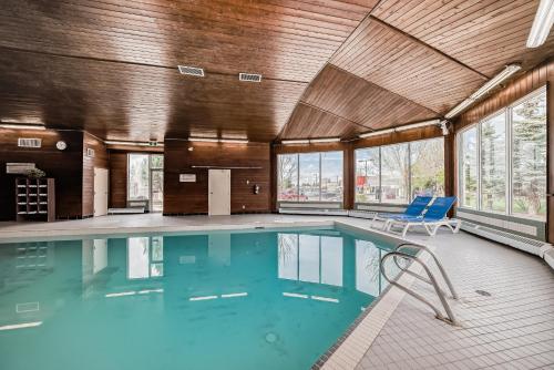 Stony Plain Hotel & Suites - 수영장
