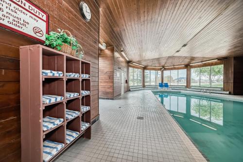Stony Plain Hotel & Suites - 수영장