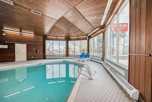Stony Plain Hotel & Suites - 수영장