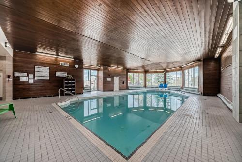 Stony Plain Hotel & Suites - 수영장