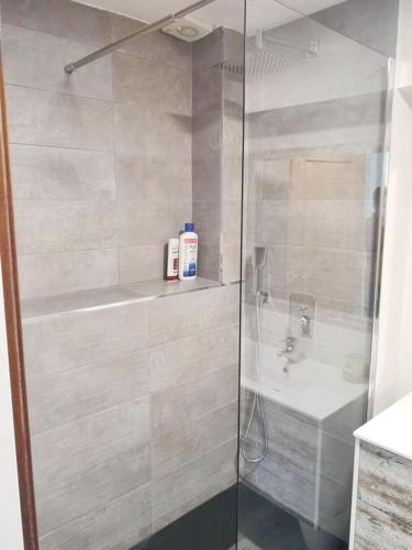 ห้องน้ำ, Cosy Apartment in Villaviciosa de Odón with Shared Pool (Cosy Apartment in Villaviciosa de Odon with Shared Pool) in วิลลาวิซิโอซาเดโอดอน