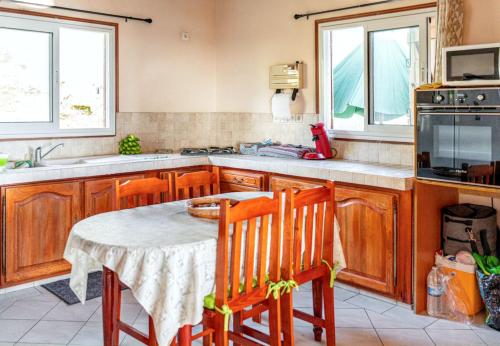 Kitchen, Maison charmante avec vue sur la mer et la montagne a Trois-Rivieres in Trois-Rivieres