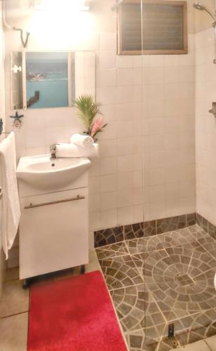 Bathroom, Maison intime a Plessis Nogent avec piscine partagee in Duzer