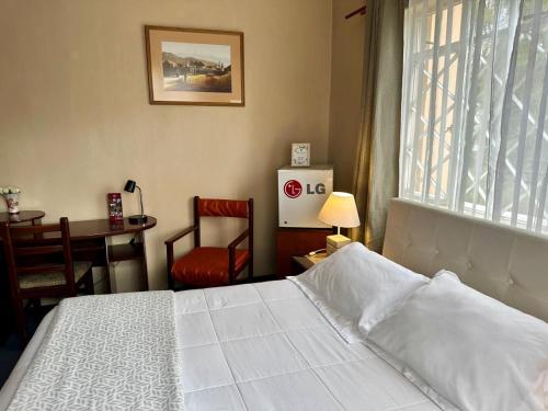 Double Room image 2