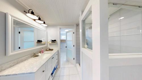 Renovated Lemon Guesthouse 4 KING Bedrooms Downtown Half Mile Stroll- Beach Only 3 Miles - image 2