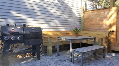 Renovated Lemon Guesthouse 4 KING Bedrooms Downtown Half Mile Stroll- Beach Only 3 Miles - image 5