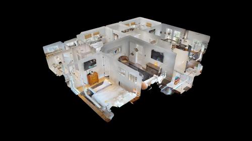 Renovated Lemon Guesthouse 4 KING Bedrooms Downtown Half Mile Stroll- Beach Only 3 Miles - image 4