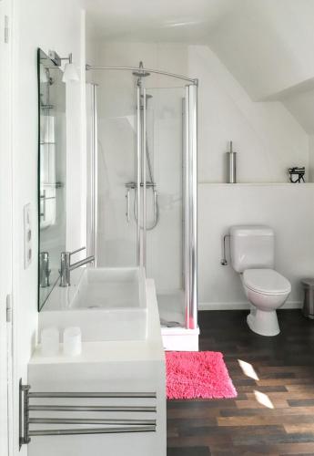 Baño, Maison charmante en Corrèze avec jardin et cheminée (Maison charmante en Correze avec jardin et cheminee) in Correze