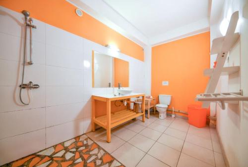 Bathroom, Maison spacieuse a Pointe-Noire avec piscine partagee 110 m² in Pointe-Noire