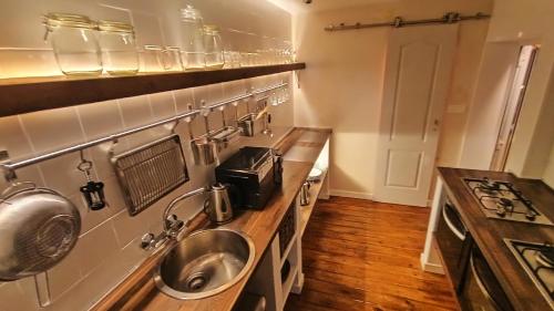 One-Bedroom House image 4