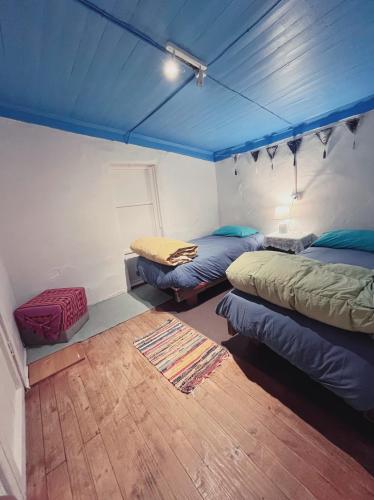 2 twin beds