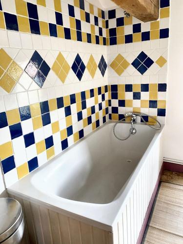 Fürdőszoba, Villa spacieuse à Prailles-La Couarde avec piscine privée 100 m² ! (Villa spacieuse a Prailles-La Couarde avec piscine privee 100 m² !) in La Couarde