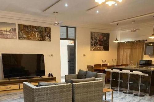 Sleep6-Casa Blanca-PrivateGarden-OffStreet-Kasoa in Kasoa