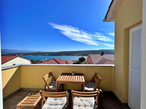 2 bedrooms, 3 beds