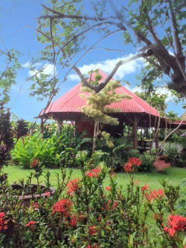 Jardim, Bungalow idyllique à Trois-Rivières avec piscine partagée (Bungalow idyllique a Trois-Rivieres avec piscine partagee) in Trois-Rivieres