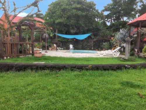 Jardim, Bungalow idyllique à Trois-Rivières avec piscine partagée (Bungalow idyllique a Trois-Rivieres avec piscine partagee) in Trois-Rivieres